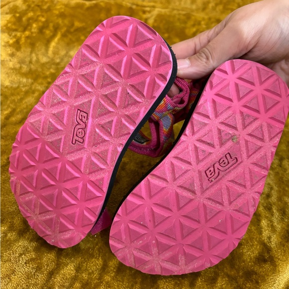 8c girls Teva’s - Picture 2 of 5